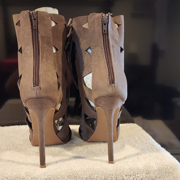 Heels - Picture 3 of 4